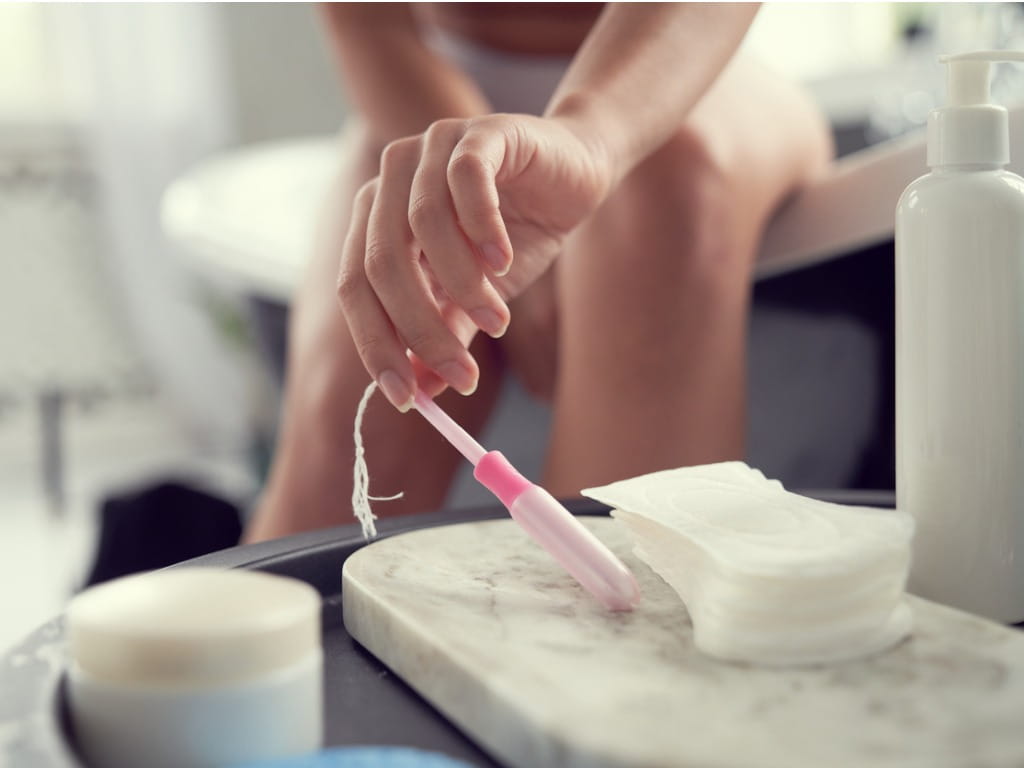 woman holding tampon