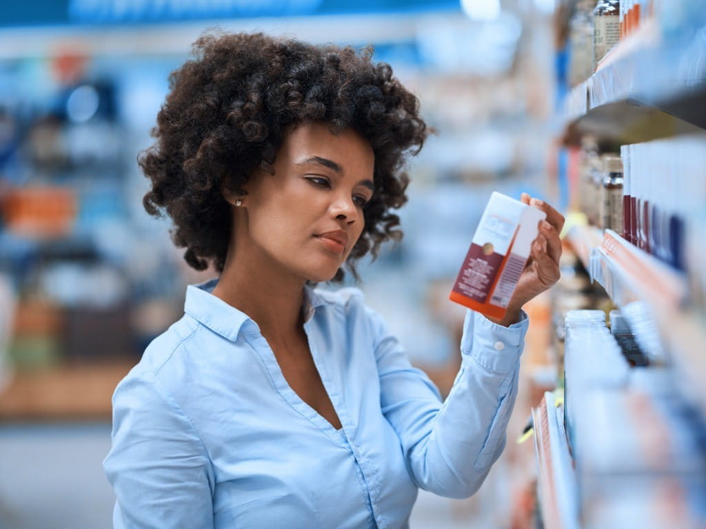 woman shopping for ginseng supplement